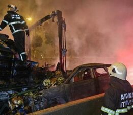 Adana’da feci kaza! TIR’a çarpıp alev alan otomobildekileri çevredekiler kurtardı