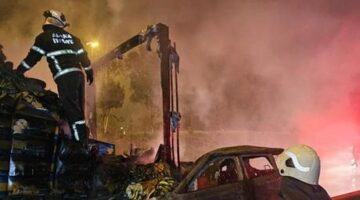 Adana’da feci kaza! TIR’a çarpıp alev alan otomobildekileri çevredekiler kurtardı
