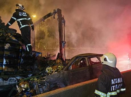 Adana’da feci kaza! TIR’a çarpıp alev alan otomobildekileri çevredekiler kurtardı
