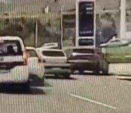Akaryakıt istasyona girmek isteyen 4 araç birbirine girdi