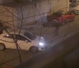 Boşanma aşamasındaki eşinin kapısına silahla dayandı