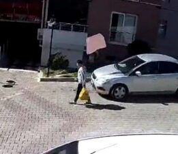 Çatından düşen fayanstan saniyelerle kurtuldu