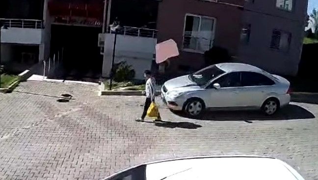 Çatından düşen fayanstan saniyelerle kurtuldu