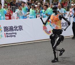 Çinli robotlar insanlara karşı maraton koştu
