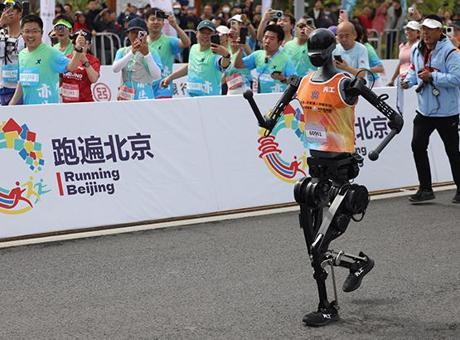 Çinli robotlar insanlara karşı maraton koştu