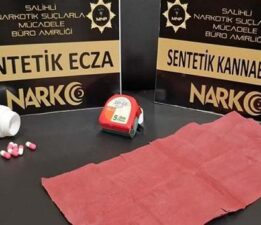Ekipler bile şaştı kaldı! Üzerinde A4 kağıdına emdirilmiş uyuşturucu ele geçirildi