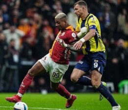 Elinde alçı, yüzünde maske olan Dzeko’dan Mourinho’ya talep