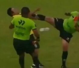 Futbol sahalarında görülmemiş olay: Hakemden antrenöre tekme