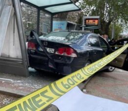 Gaziantep’te, otomobil otobüs durağına daldı! Yaralılar var