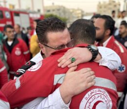 İsrail’in sağlık çalışanlarını öldürdüğü anlar