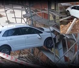 Kartal’da kontrolden çıkan otomobil inşaata girdi: 4 yaralı