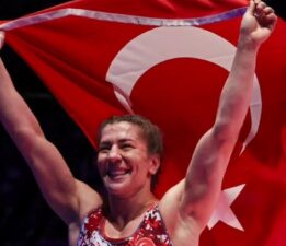 Milli sporcu Yasemin Adar Yiğit, mindere veda etti