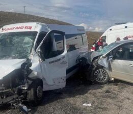 Öğretmenleri taşıyan minibüs ile otomobil çarpıştı! 15 kişi yaralandı