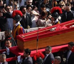 On binler akın etti! Papa Franciscus’un naaşı Aziz Petrus Bazilikası’na getirildi