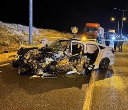 Otomobil direğe çarptı! 3 kişi olay yerinde can verdi