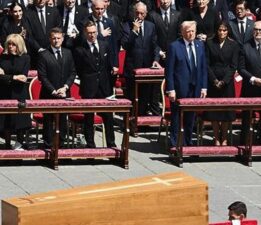 Papa Francis son yolculuğuna uğurlandı! İşte cenaze töreninde kıyafet kuralına uymayan 3 lider