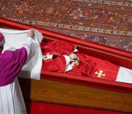 Papa son yolculuğuna uğurlandı: Cenaze töreninden görüntüler