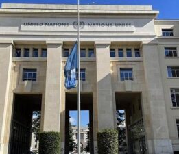 Papa’nın ölümü nedeniyle BM Cenevre Ofisi’ndeki BM bayrakları yarıya indirildi