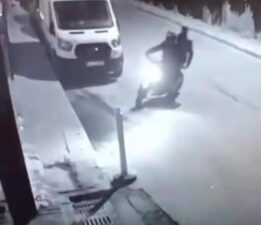 Sarıyer’de villaların olduğu sitenin bahçesine el bombası attı! O anlar kamerada