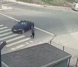 Son anda kurtuldu… Hızla geldi, yayanın üzerine aracını sürdü