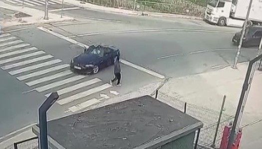 Son anda kurtuldu… Hızla geldi, yayanın üzerine aracını sürdü