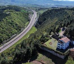 Sosyal medyada ünlenen dağın zirvesindeki ‘yalnız ev’ yeni sahibini bekliyor