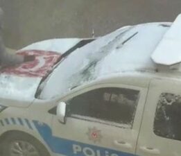 Türk Bayrağı’nı kardan temizleyen çocuk takdir topladı