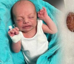4 yaşındaki çocuk, 16 günlük kardeşine badem şekeri verdi, sonrası inanılmaz