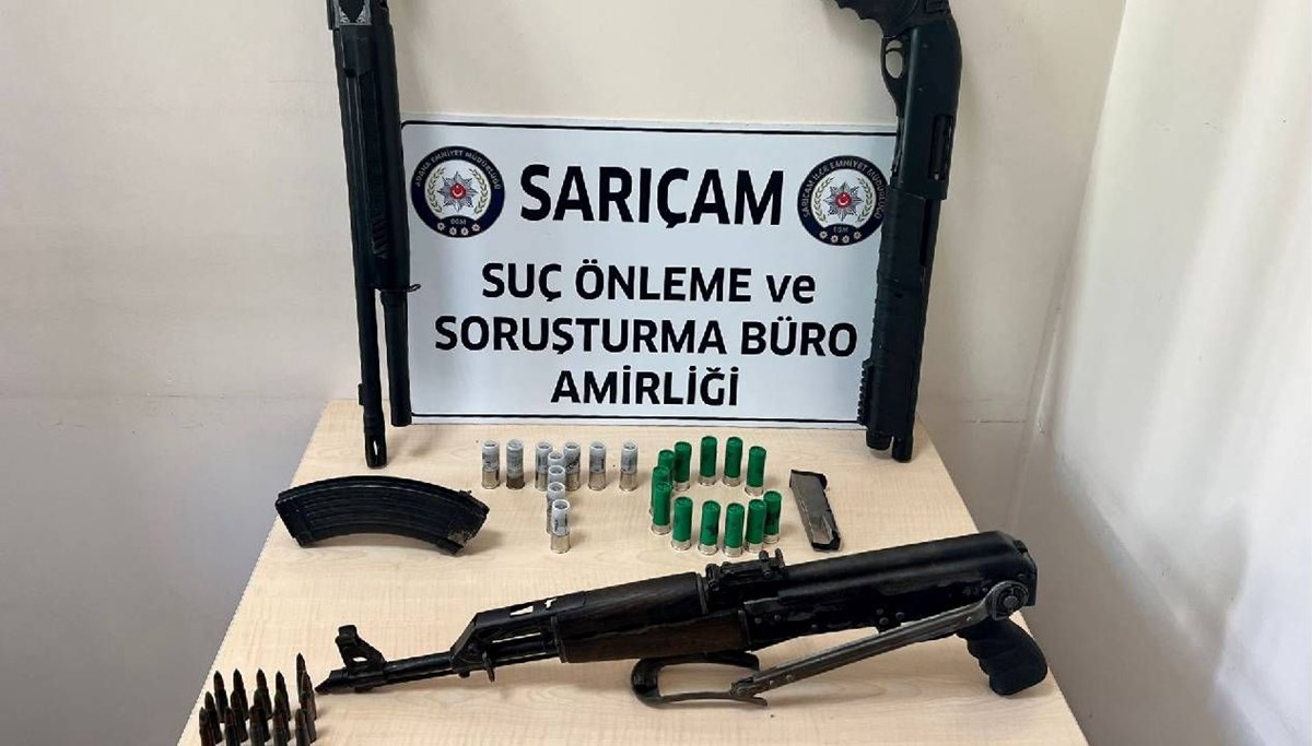 Adana’da bir evde kalaşnikof ve 2 pompalı tüfek ele geçirildi