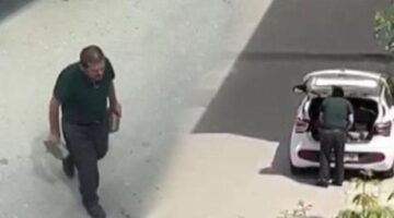 Akılalmaz olay! Kaldırım taşlarını söktü, görüntüleri yayılınca geri getirdi