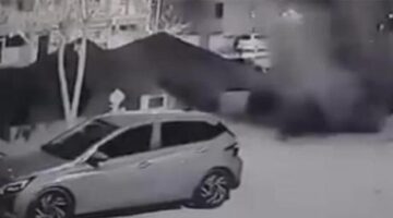 Aksaray’da tazyikli su asfaltı parçaladı: İki araç hasar gördü