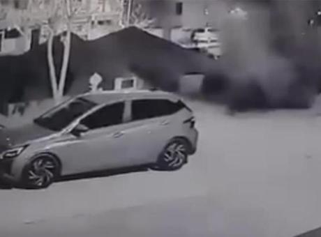 Aksaray’da tazyikli su asfaltı parçaladı: İki araç hasar gördü