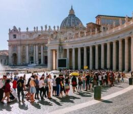 Alman turist, Roma’da tarihi eseri skuterle taşırken yakalandı