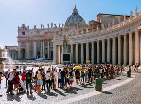 Alman turist, Roma’da tarihi eseri skuterle taşırken yakalandı