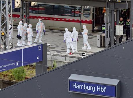 Almanya’da tren istasyonunda kanlı saldırı! Çok sayıda yaralı var