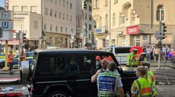 Almanya’nın Stuttgart kentinde bir araç kalabalığın içine daldı: Yaralılar var