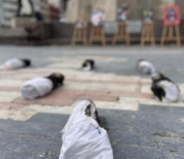 Ankara’da temsili kefene sarılmış bebekli protesto