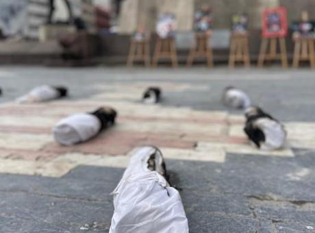 Ankara’da temsili kefene sarılmış bebekli protesto