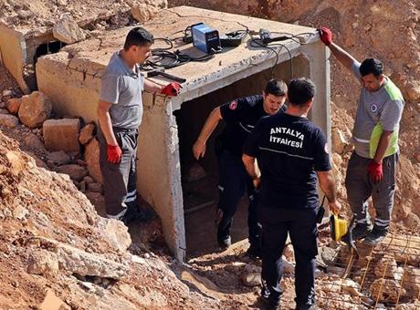 Antalya’da drenaj tünelinde çocuk alarmı!