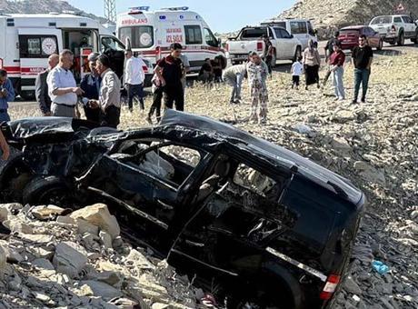 Araç şarampole devrildi! 3 kişi öldü, 3 kişi yaralandı
