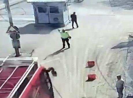 Aracı polisin üzerine sürmüştü! CHP otobüsünün şoförünün cezası belli oldu