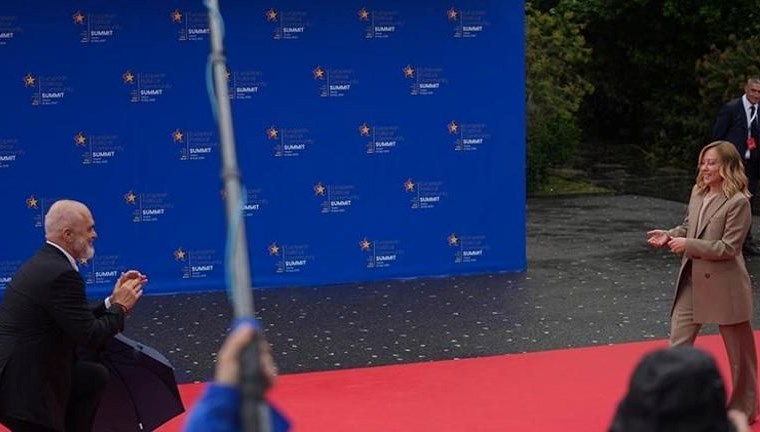 Arnavutluk lideri Rama, İtalya Başbakanı Meloni’yi diz çökerek karşıladı