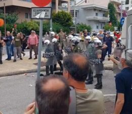 Atina’da eylem yapan taksiciler ile polis arasında arbede yaşandı