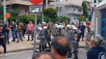 Atina’da eylem yapan taksiciler ile polis arasında arbede yaşandı
