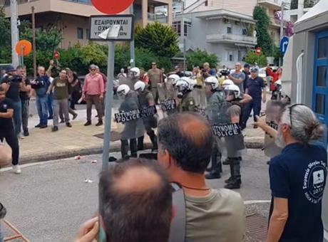Atina’da eylem yapan taksiciler ile polis arasında arbede yaşandı