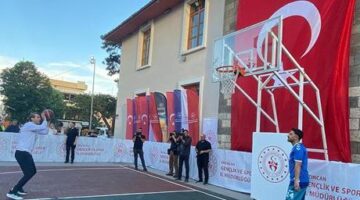 Bakan Bayraktar Erzincan’da gençlerle basketbol maçı yaptı