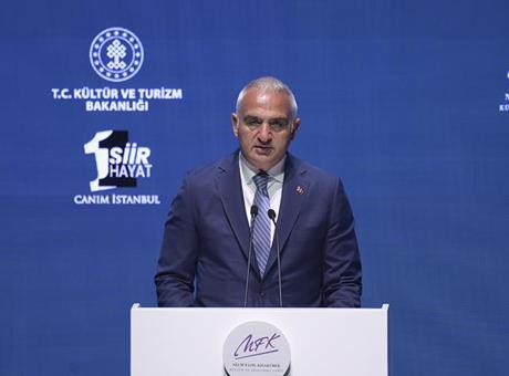 Bakan Ersoy, Bir Şiir Bir Hayat Canım İstanbul sergisinin açılışında açıklamalarda bulundu