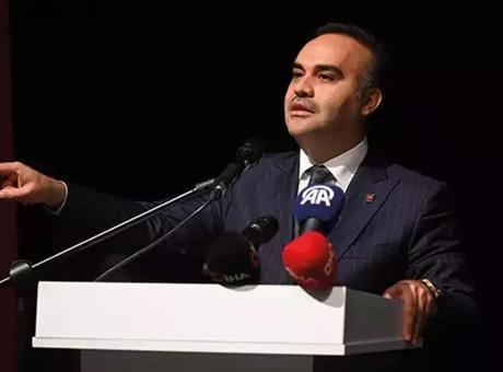 Bakan Kacır, Esenler Gençlik Merkezi’nde açıklamalarda bulundu