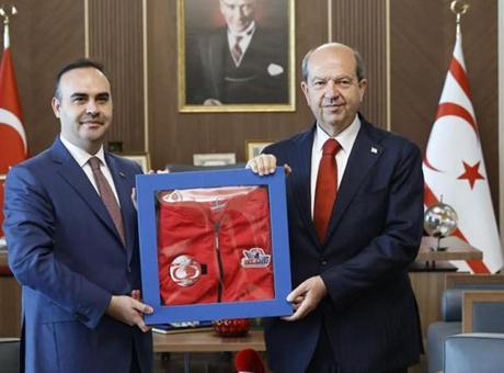 Bakan Kacır KKTC Cumhurbaşkanı Tatar ile bir araya geldi