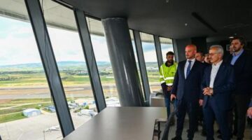 Bakan Uraloğlu, yeni hava trafik kontrol kulesindeki çalışmaları yerinde inceledi